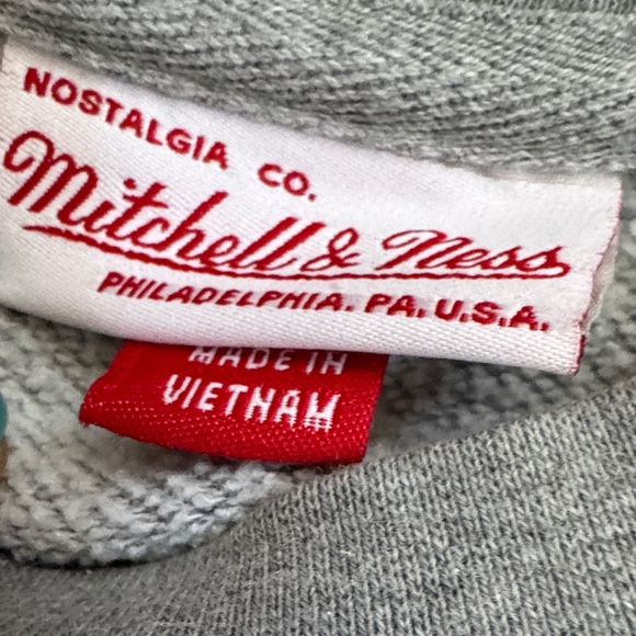 Mitchell & Ness Los Angeles Lakers Gray Crewneck with Purple & Gold Logo - Picture 4 of 9